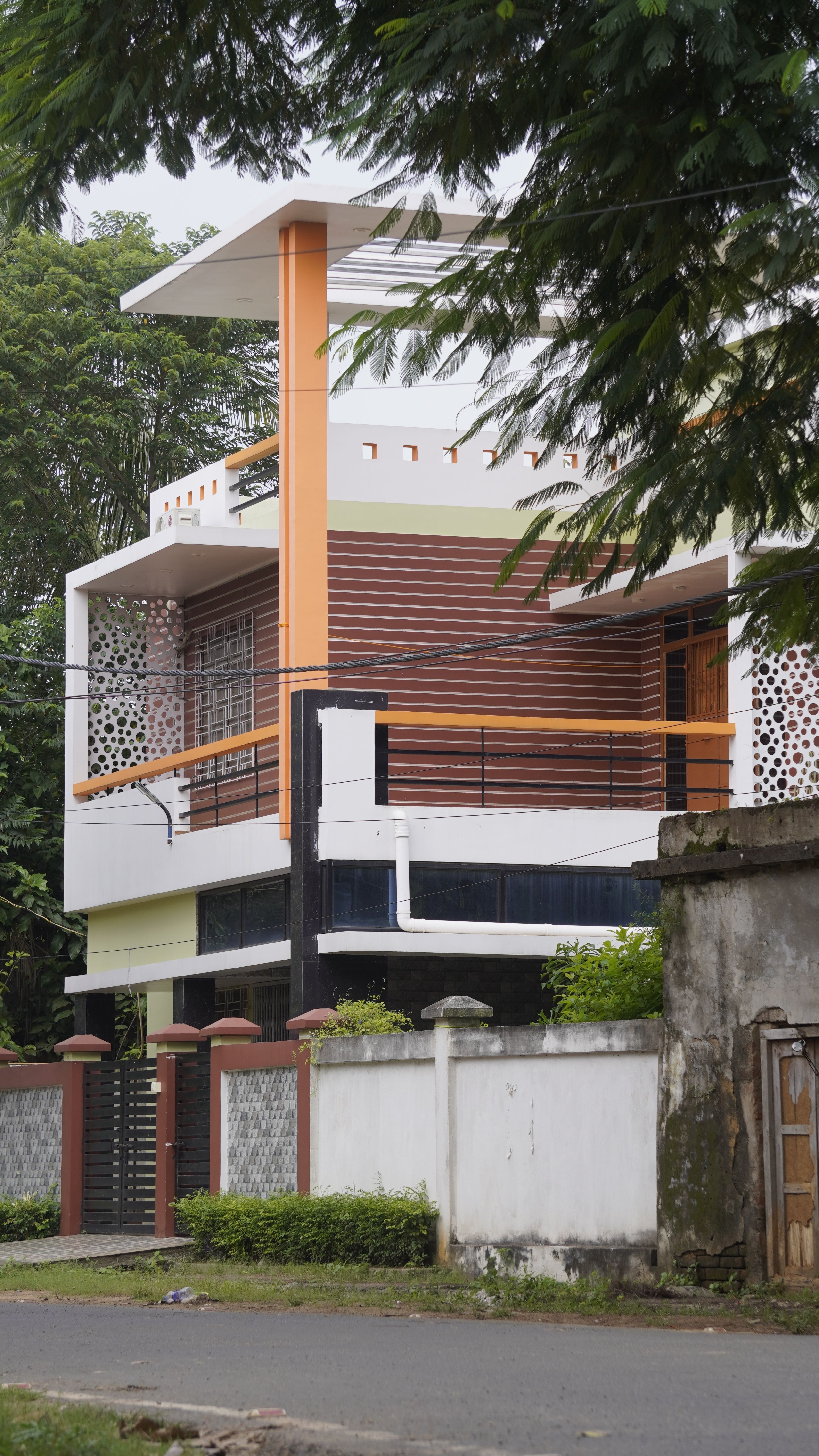 Modern architecture design solution — sculptural residence with cantilevered canopy
