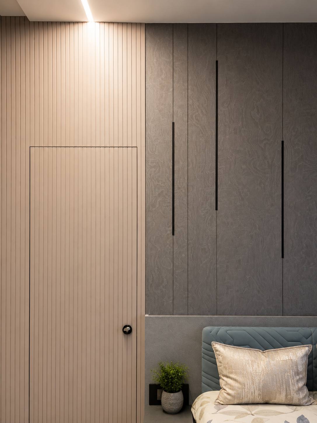 Fluted-panel walk-in wardrobe with brass handles by Beyond Briks Fluted-panel walk-in wardrobe with brass handles by Beyond Briks