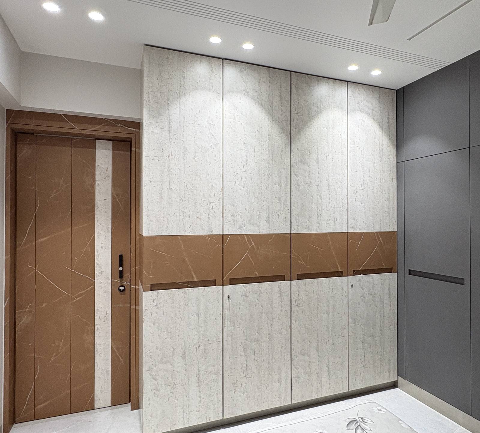 Entrance foyer with marble-clad wardrobe by Beyond Briks Entrance foyer with marble-clad wardrobe by Beyond Briks